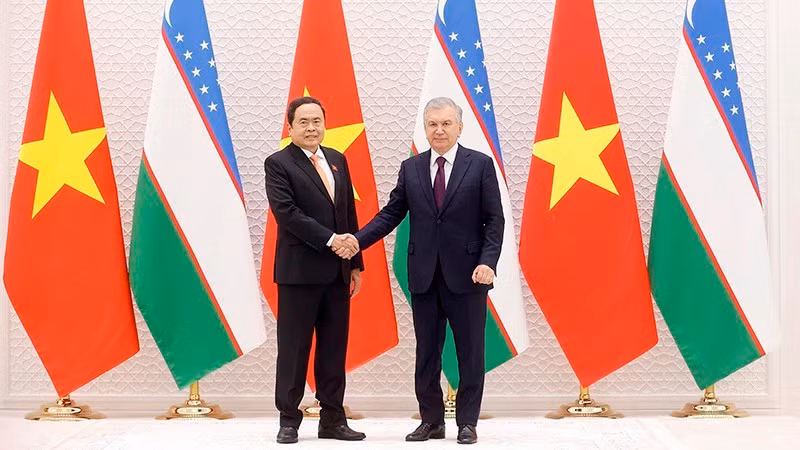 El titular de la Asamblea Nacional de Vietnam, Tran Thanh Man, y el presidente de Uzbekistán, Shavkat Mirziyoyev. (Foto: VNA)