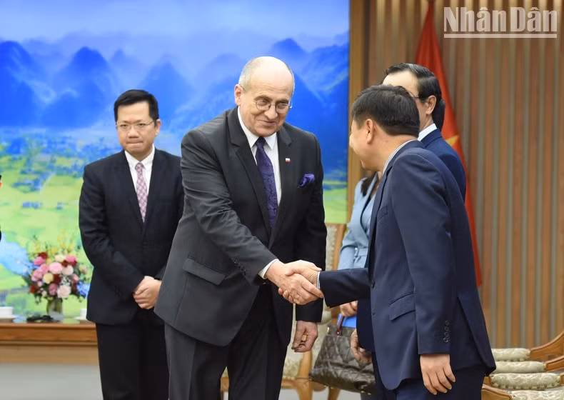 Zbigniew Rau y delegados vietnamitas.