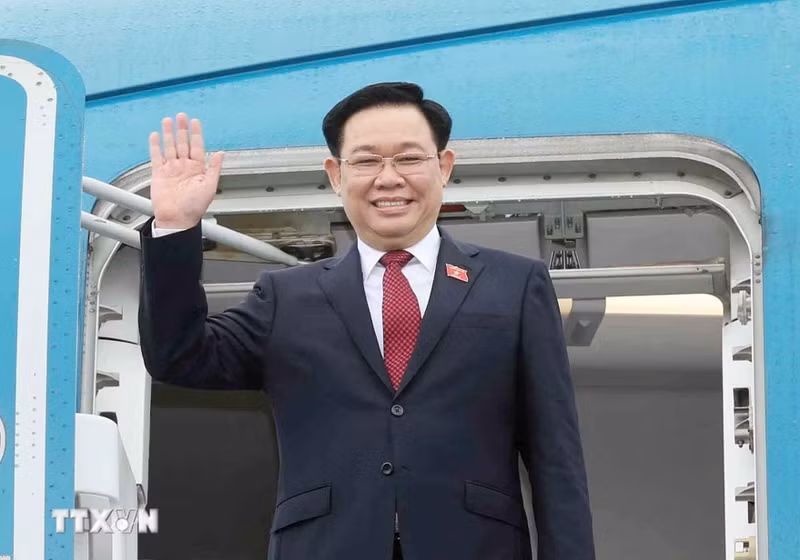 Dinh Hue inicia una visita oficial a China.