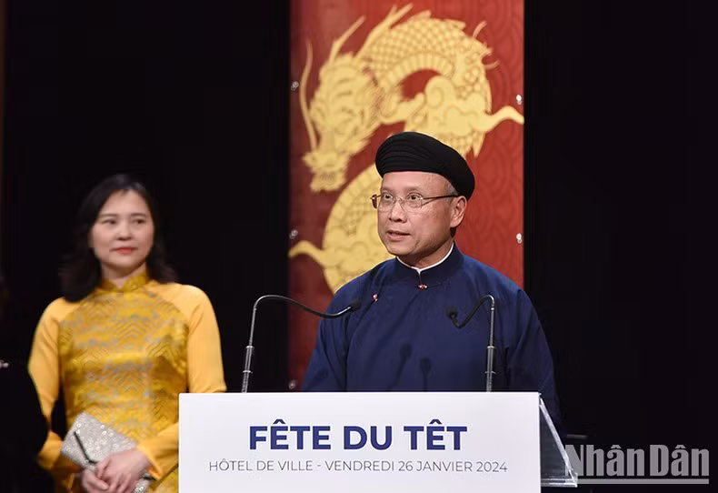 El embajador de Vietnam en Francia, Dinh Toan Thang, habla en el evento.