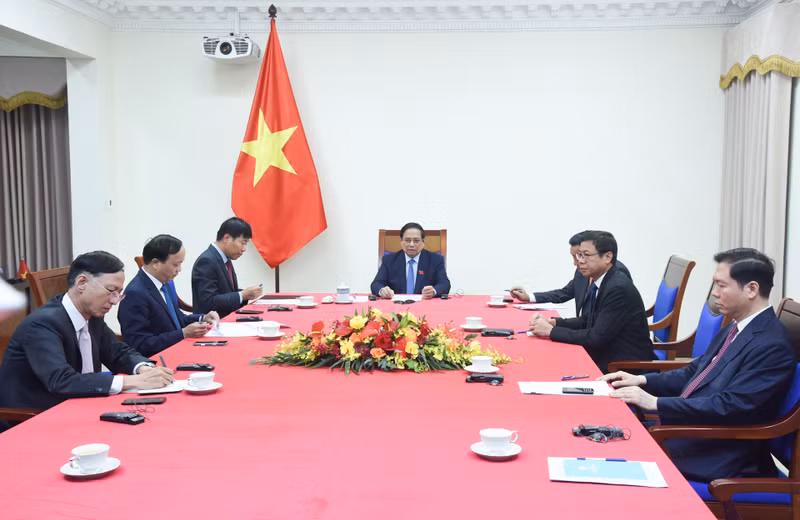 El primer ministro de Vietnam, Pham Minh Chinh, conversa por teléfono con su homólogo de Singapur, Lawrence Wong. (Foto: Nhan Dan)