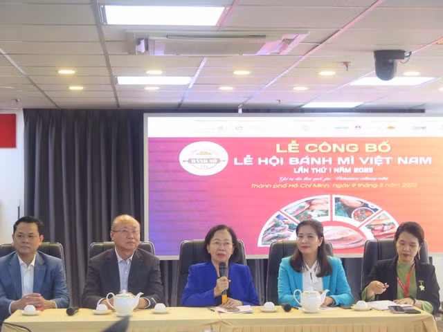 La presidenta de la Asociación de Turismo de Ciudad Ho Chi Minh, Nguyen Thi Khanh, anuncia la organización del evento. (Fotografía: VGP)