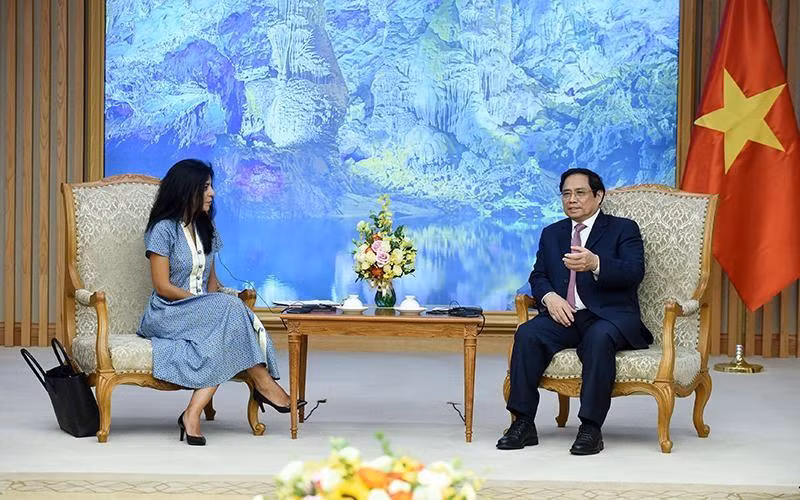 El primer ministro de Vietnam, Pham Minh Chinh, recibe a Era Dabla-Norris, jefa de la delegación supervisora del FMI sobre macroeconomía, finanzas y asuntos monetarios de países miembros.