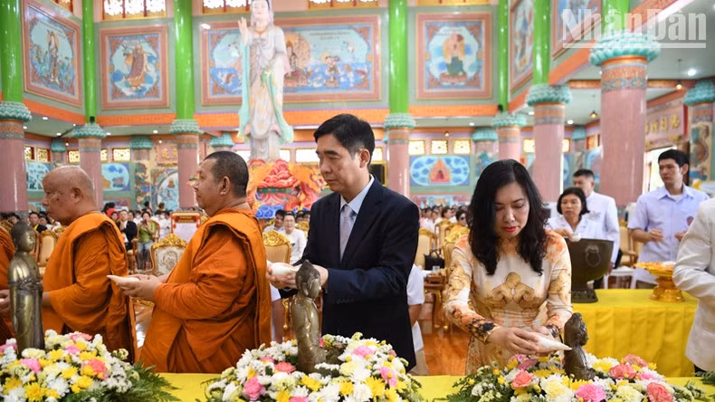 La viceministra de Relaciones Exteriores de Vietnam Le Thi Thu Hang y los delegados en el evento. 