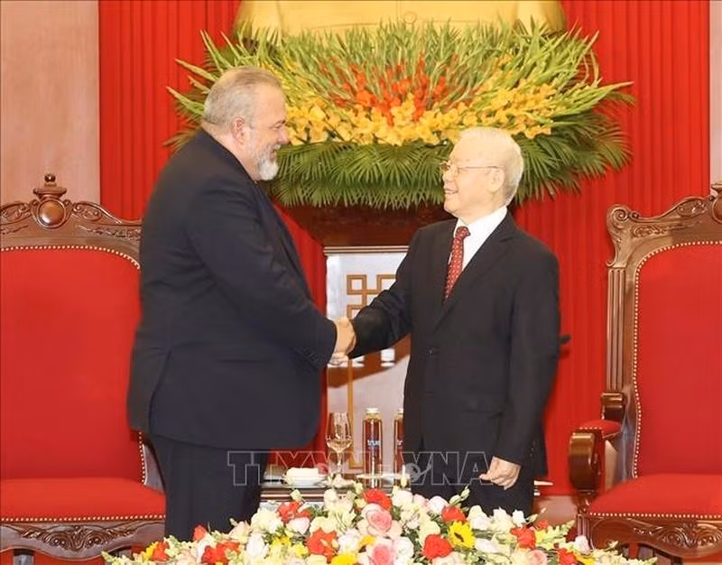 El máximo líder partidista de Vietnam recibe al jefe de Gobierno cubano.