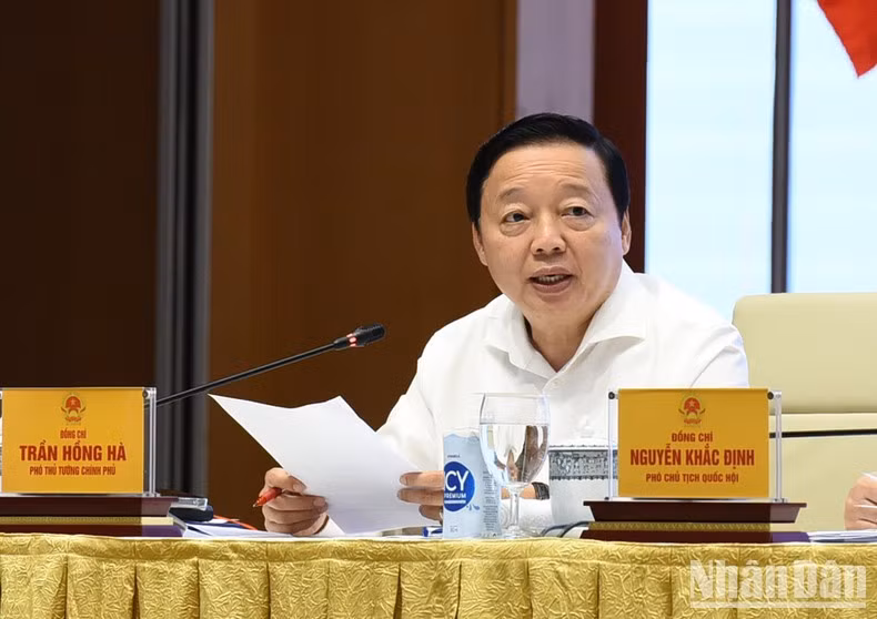 El viceprimer ministro Tran Hong Ha habla en la conferencia.