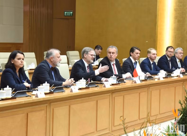 Petr Fiala y miembros de la delegación de alto nivel del país europeo en la reunión.