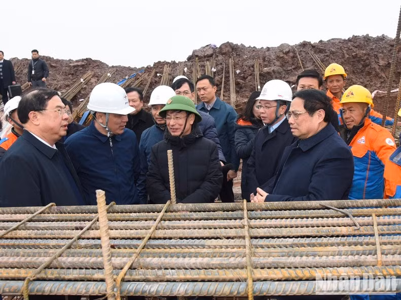 Minh Chinh anima a los trabajadores del proyecto de la sección de Nam Dinh 1-Thanh Hoa, en la comuna de Nghia Hong, distrito de Nghia Hung, provincia de Nam Dinh.