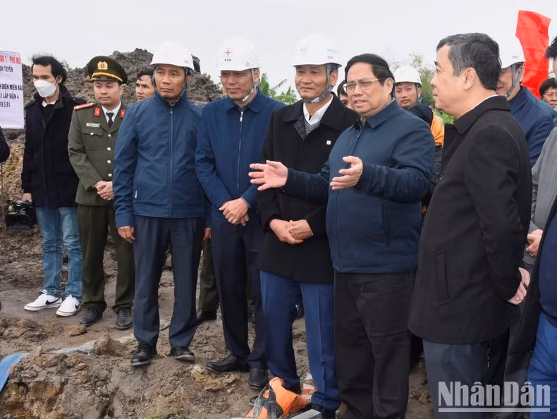 Minh Chinh inspecciona la construcción del proyecto.