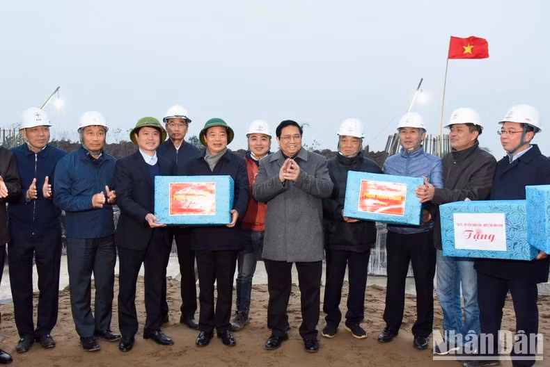 Minh Chinh entrega regalos y los mejores deseos para el Año Nuevo Lunar (Tet) a los trabajadores de la obra.
