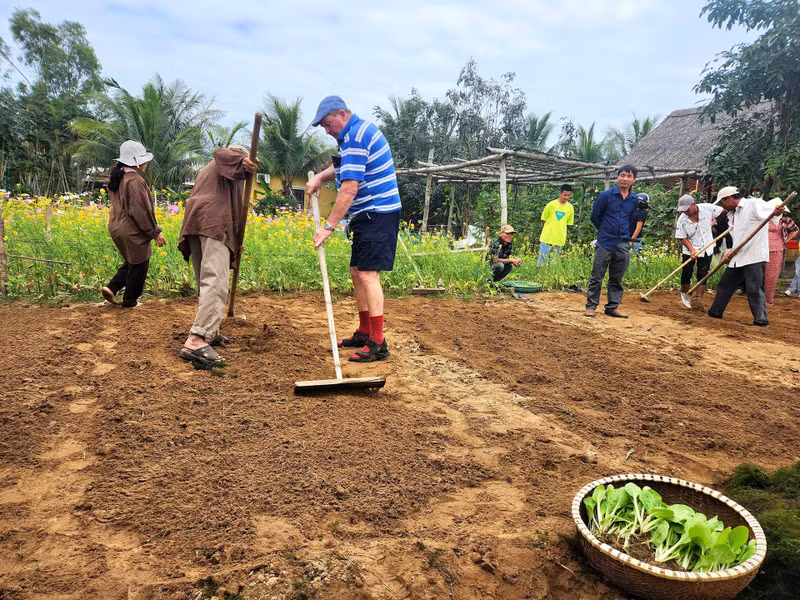 Turistas extranjeros experimentan cultivo de verduras en la aldea de Tra Que. (Foto: baoquangnam.vn)