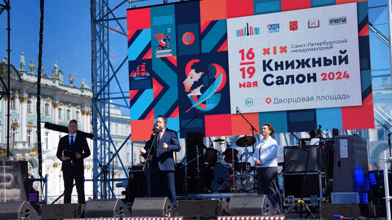 Alexander Beglov, gobernador de San Petersburgo, habla en la inauguración de la Feria.