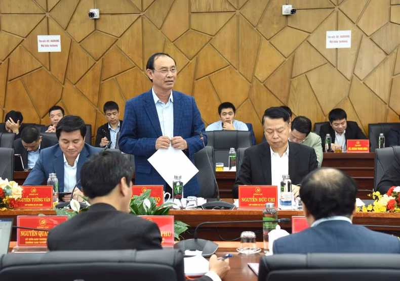 Le Dinh Tho, viceministro de Transporte habla en la sesión de trabajo.