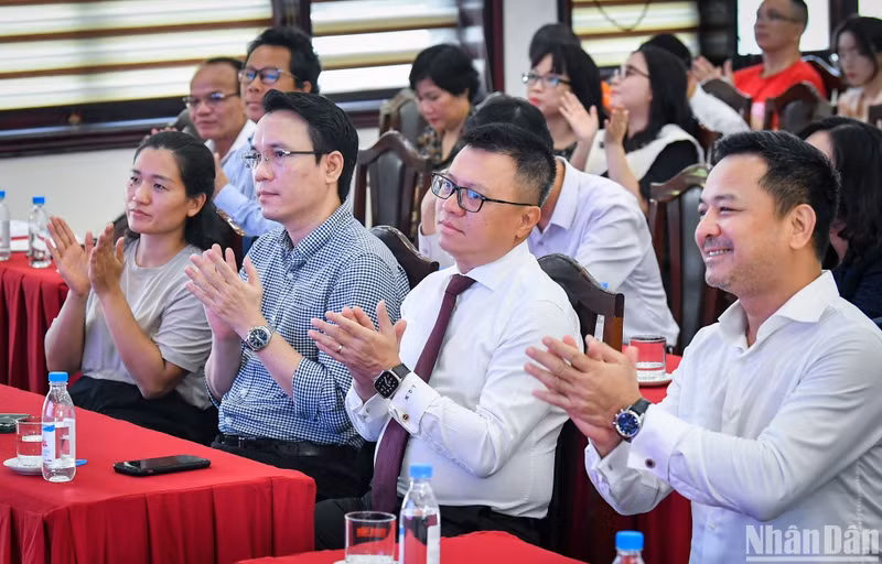 El presidente-editor del periódico Nhan Dan, Le Quoc Minh, también miembro del Comité Central del Partido, subjefe de su Comisión de Comunicación y Educación y presidente de la Asociación de Periodistas de Vietnam es el iniciador del evento. El presidente-editor del periódico Nhan Dan, Le Quoc Minh, también miembro del Comité Central del Partido, subjefe de su Comisión de Comunicación y Educación y presidente de la Asociación de Periodistas de Vietnam es el iniciador del evento.