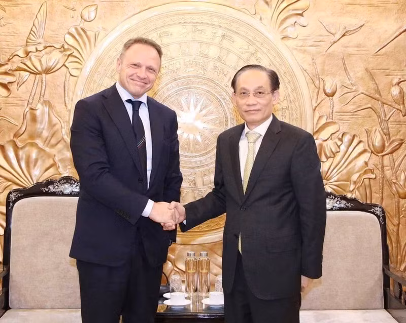 El secretario del Comité Central del Partido Comunista de Vietnam y jefe de su Comisión de Relaciones Exteriores, Le Hoai Trung, recibe al miembro del Buró Político del Partido Hermanos de Italia y ministro de Agricultura, Soberanía Alimentaria y Bosques de ese país, Francesco Lollobrigida. (Foto: VNA)