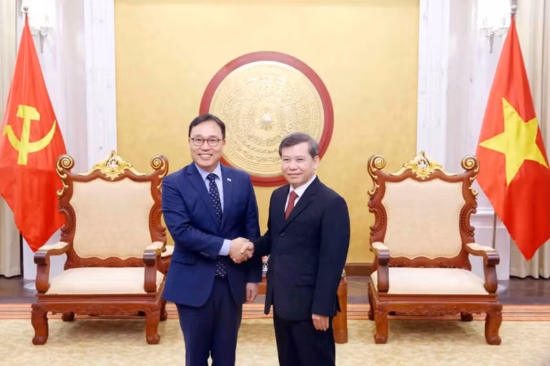 El presidente del Tribunal Popular Supremo de Vietnam, Le Minh Tri, y el embajador de Corea del Sur en Hanói, Choi Young Sam. (Foto: VNA)
