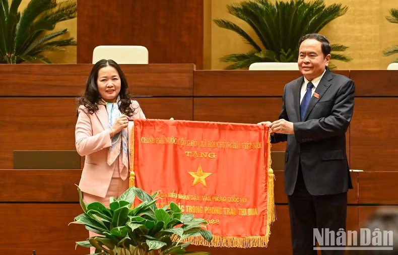 El vicepresidente permanente de la Asamblea Nacional, Tran Thanh Man, entrega la bandera de emulación del Gobierno al periódico Dai bieu Nhan dan (Diputados del Pueblo). El vicepresidente permanente de la Asamblea Nacional, Tran Thanh Man, entrega la bandera de emulación del Gobierno al periódico Dai bieu Nhan dan (Diputados del Pueblo).
