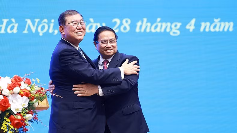 El primer ministro de Vietnam, Pham Minh Chinh, y su homólogo de Japón, Ishiba Shigeru. (Foto: VNA)
