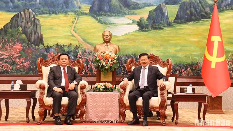 El secretario general del Comité Central del Partido Popular Revolucionario de Laos (PPRL) y presidente del país, Thongloun Sisoulith, recibe al miembro del Buró Político del Partido Comunista de Vietnam (PCV), director de la Academia Nacional de Política Ho Chi Minh y presidente del Consejo Teórico Central, Nguyen Xuan Thang. (Foto: Nhan Dan)