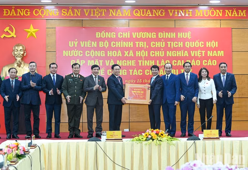Dinh Hue entrega regalos del Tet a la provincia de Lao Cai.
