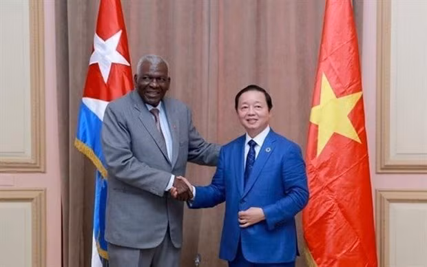 El presidente de la Asamblea Nacional de Cuba, Esteban Lazo Hernández, recibe a Tran Hong Ha, viceprimer ministro de Vietnam (Fotografía: VNA)