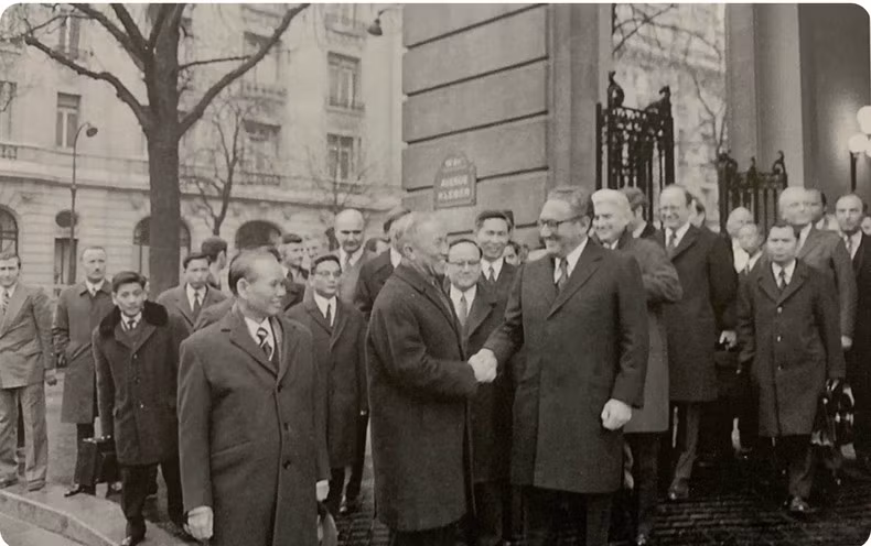 Le Duc Tho y Henry Kissinger en el Centro de Conferencias Internacionales de París.