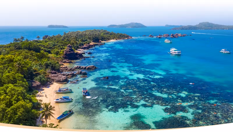 Turistas en la playa Truong, en la isla de Phu Quoc. (Foto: vietnamairlines.com)