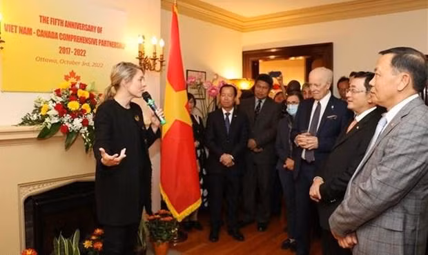 La canciller de Canadá, Melanie Joly, interviene en la cita. (Fotografía: VNA)