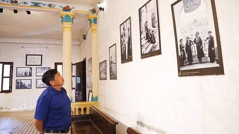 Fotos que reflejan la historia del palacio se exhiben en las habitaciones.
