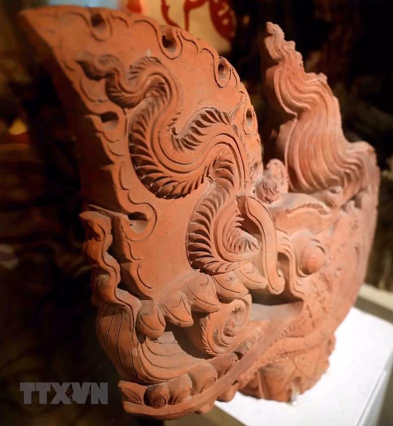 Cabeza de dragón de terracota de la dinastía Tran (1226 - 1400). Cabeza de dragón de terracota de la dinastía Tran (1226 - 1400).
