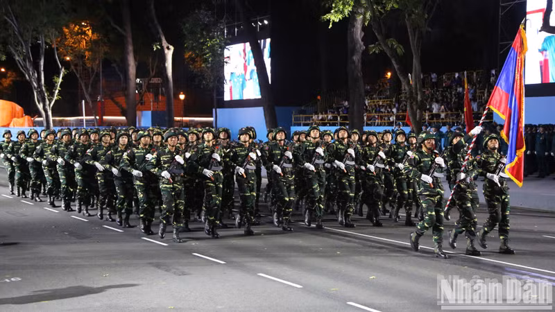 El desfile de las fuerzas armadas populares de Laos. (Foto: Nhan Dan)