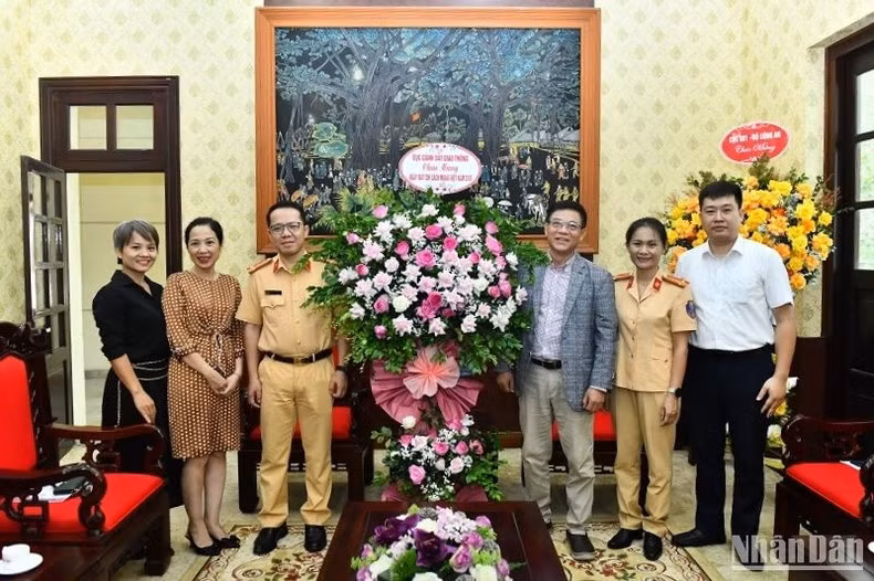 La delegación del Departamento de Policía de Tránsito entrega flores de felicitación al periódico Nhan Dan.