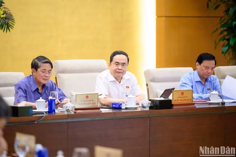 El presidente de la Asamblea Nacional de Vietnam, Tran Thanh Man (centro), habla en la reunión (Foto: Nhan Dan)