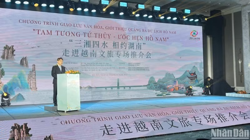 El vicepresidente del Comité Popular de Hunan, Jiang Difei, habla en el programa. (Foto: Nhan Dan)