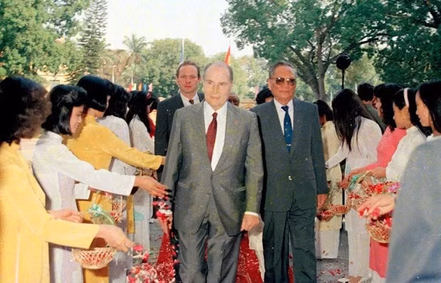 El presidente vietnamita Le Duc Anh (derecha) y su homólogo francés François Mitterrand durante su visita oficial a Hanói en 1993.