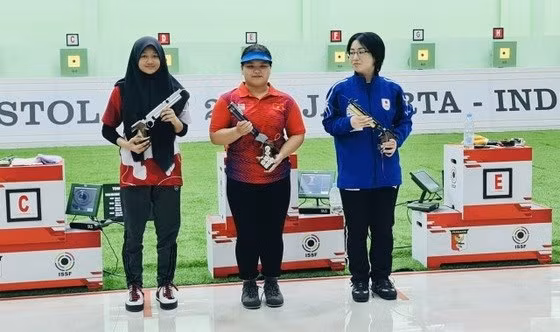 Nguyen Thuy Trang (en medio), quien gana el primer oro para la selección vietnamita. (Fotografía: VNA)