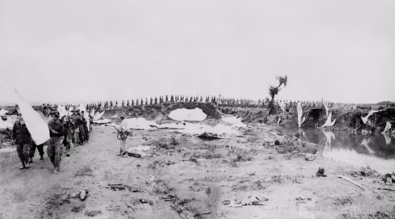 Los prisioneros de guerra franceses en Dien Bien Phu izaron la bandera blanca para rendirse, poniendo fin a la campaña de Dien Bien Phu.