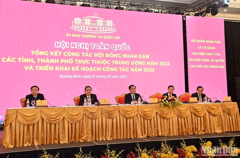 El presidente de la Asamblea Nacional, Vuong Dinh Hue, el integrante permanente del Secretariado del Comité Central del Partido Comunista de Vietnam (PCV), Vo Van Thuong, y el vicepresidente permanente legislativo, Tran Thanh Man, presiden el evento. El presidente de la Asamblea Nacional, Vuong Dinh Hue, el integrante permanente del Secretariado del Comité Central del Partido Comunista de Vietnam (PCV), Vo Van Thuong, y el vicepresidente permanente legislativo, Tran Thanh Man, presiden el evento.