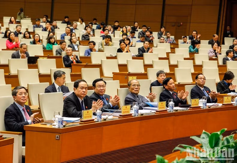 El presidente del Parlamento, Vuong Dinh Hue, el extitular legislativo Nguyen Sinh Hung, los vicepresidentes del Parlamento y otros delegados asisten al evento. El presidente del Parlamento, Vuong Dinh Hue, el extitular legislativo Nguyen Sinh Hung, los vicepresidentes del Parlamento y otros delegados asisten al evento.