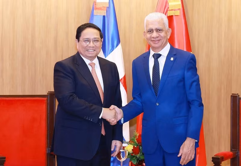 El primer ministro de Vietnam, Pham Minh Chinh, y el presidente del Senado de República Dominicana, Ricardo de los Santos Polanco. (Foto: VNA)