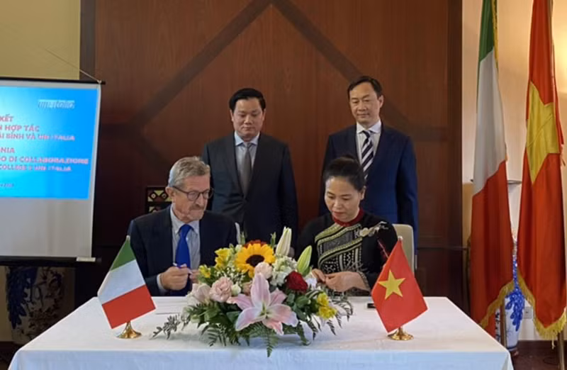 Ceremonia de firma de un acuerdo de cooperación en capacitación entre el Colegio de Salud de Thai Binh y la Asociación de Universidades Italianas. (Fotografía: baothaibinh.com.vn)