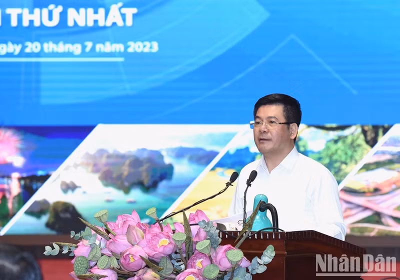 El ministro de Industria y Comercio, Nguyen Hong Dien, interviene.