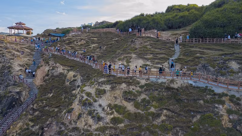Los turistas nacionales y extranjeros vienen a admirar el hermoso paisaje de Eo Gio.
