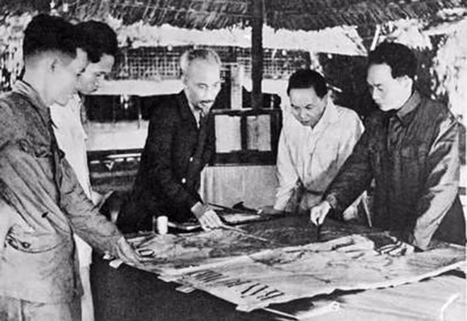 El Presidente Ho Chi Minh, el general Vo Nguyen Giap y otros líderes del Partido deciden iniciar la campaña de Dien Bien Phu a finales de 1953. (Foto de archivos) El Presidente Ho Chi Minh, el general Vo Nguyen Giap y otros líderes del Partido deciden iniciar la campaña de Dien Bien Phu a finales de 1953. (Foto de archivos)