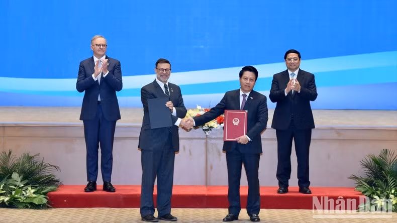 La rúbrica del Memorando de Entendimiento entre el Banco Estatal de Vietnam y el Centro Australiano de Informes y Análisis de Transacciones (AUSTRAC) sobre cooperación en el intercambio de inteligencia financiera relacionada con el lavado de dinero y el financiamiento del terrorismo.