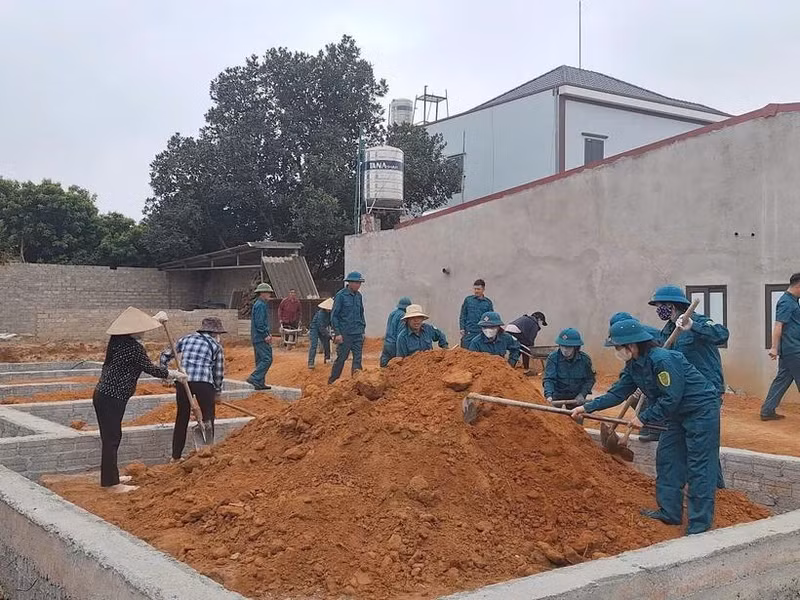La comuna de Chu Dien (distrito de Luc Nam, provincia de Bac Giang) intensifica sus esfuerzos para eliminar las viviendas temporales y deterioradas para las familias pobres. (Foto: daidoanket.vn)
