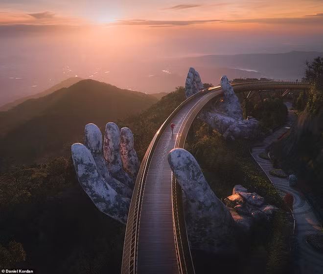 La bella foto capta el Puente Dorado en Da Nang, publicada en Daily Mail (Foto: Daniel Kordan/Daily Mail)