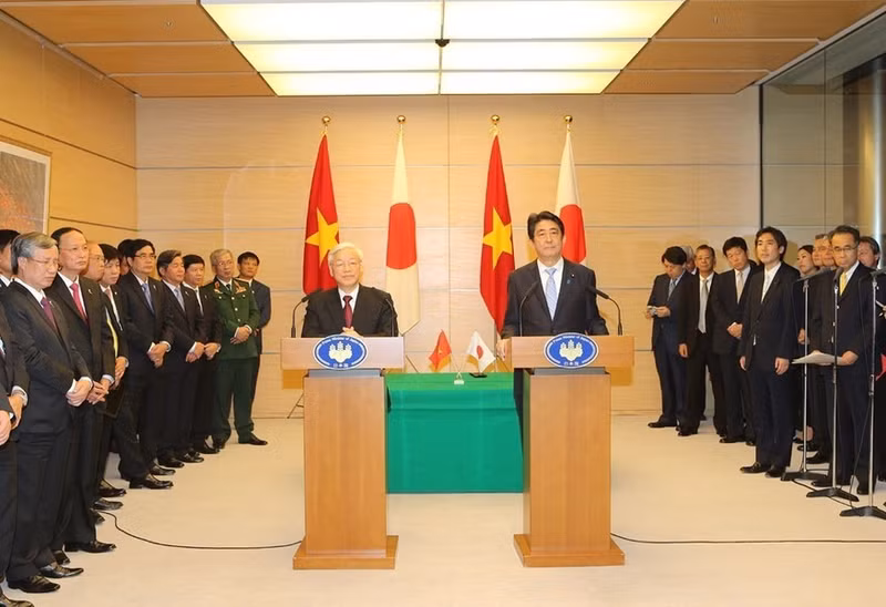 El 15 de septiembre de 2015, durante su visita oficial a Japón, el secretario general Nguyen Phu Trong y el primer ministro japonés, Shinzo Abe, emiten la Declaración de la visión compartida sobre las relaciones bilaterales. Foto: Tri Dung - VNA
