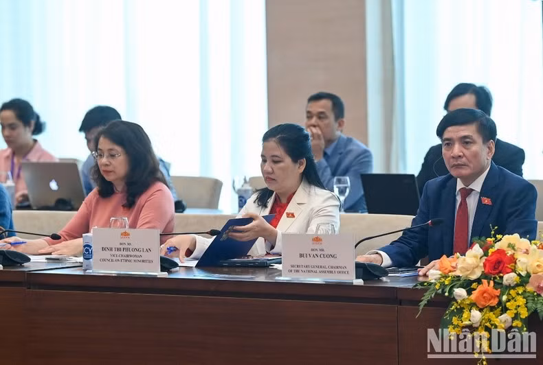 El secretario general y jefe de la Oficina del Parlamento, Bui Van Cuong, y otros delegados vietnamitas en el evento. El secretario general y jefe de la Oficina del Parlamento, Bui Van Cuong, y otros delegados vietnamitas en el evento.