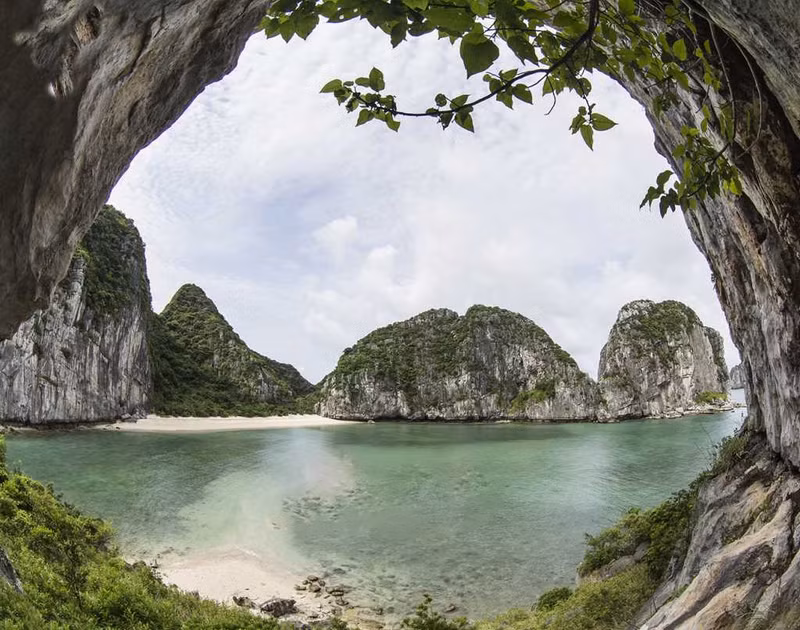 La zona de Bai Dong, donde hay playas de fina arena blanca y aguas cristalinas que permiten ver el fondo. La zona de Bai Dong, donde hay playas de fina arena blanca y aguas cristalinas que permiten ver el fondo.